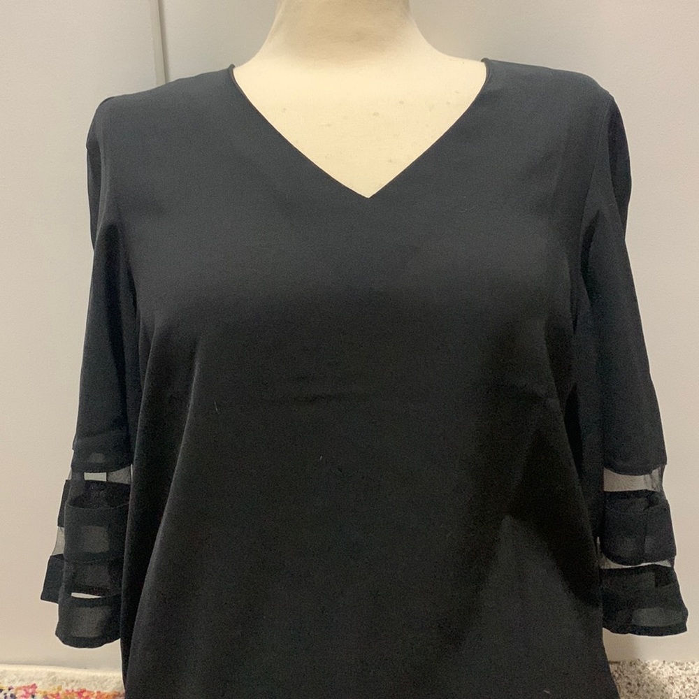 Business casual quarter sleeve length blouse.